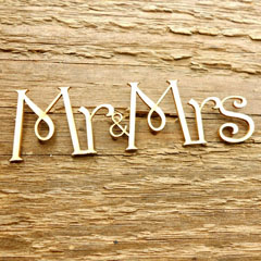 Drveni ukrasni natpis Mr. & Mrs. - ornament 